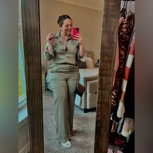 Green satin pant suit 💚